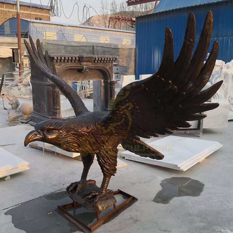 Casting Carving Large Flying Eagle Bronze Hawk Sculpture