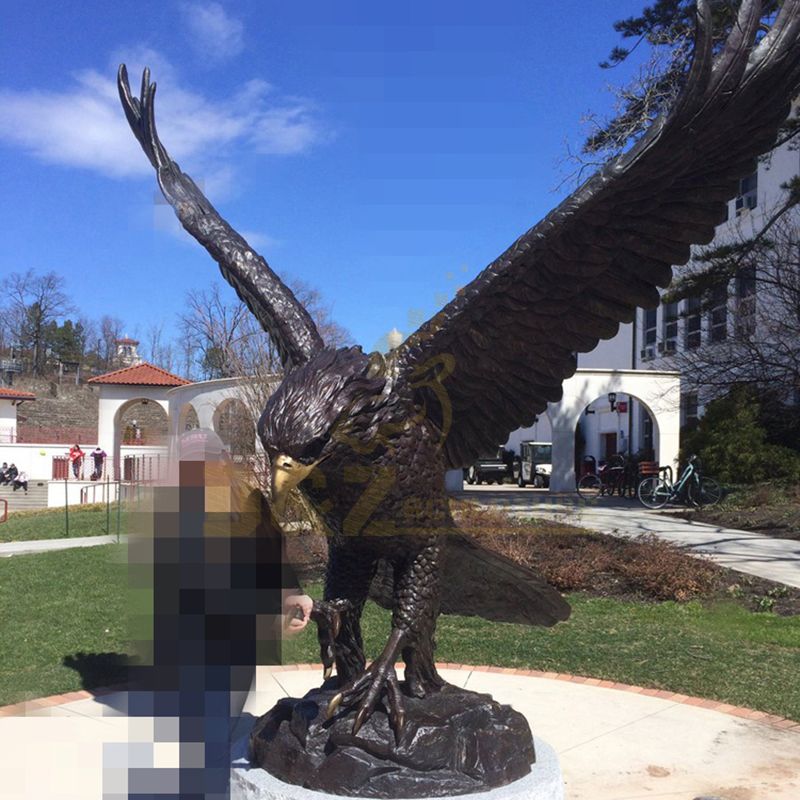 High Quality Life Size Antique Brass Eagle Statue Hawk Sculpture