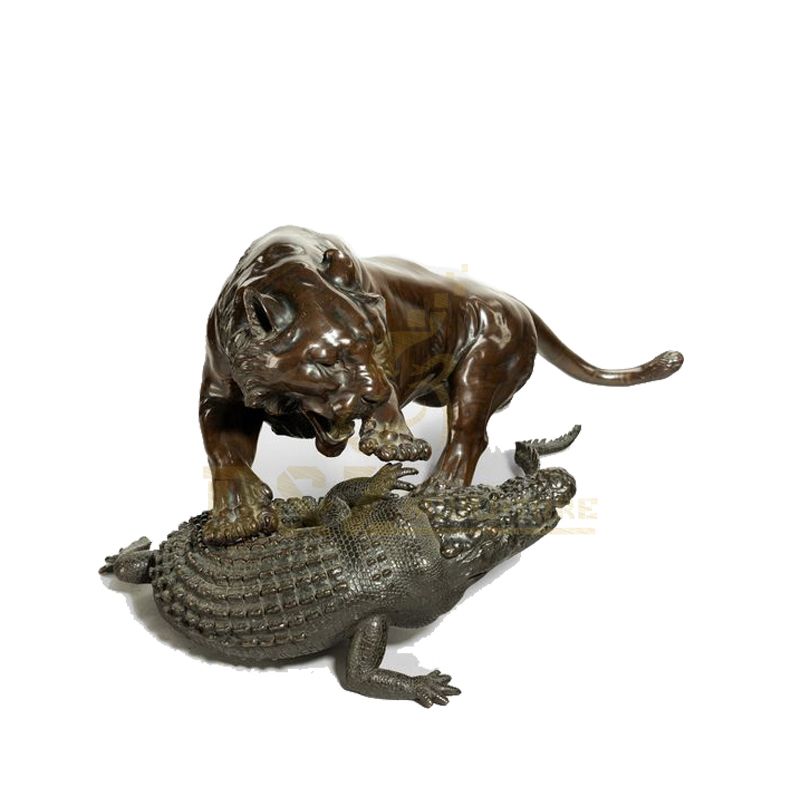 Outdoor life size antique cast bronze animal sculpture tiger fight crocodile statue